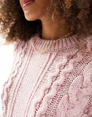 ASOS DESIGN rundhalsad kabelstickad tröja i rosa