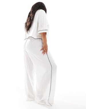 ASOS DESIGN Curve supermjuka slinky vida pyjamasbyxor i vitt med kontrasterande kantband