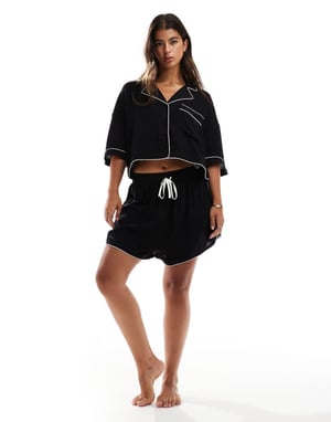 ASOS DESIGN supermjuka slinky mini pyjamasshorts i svart med kontrastkant