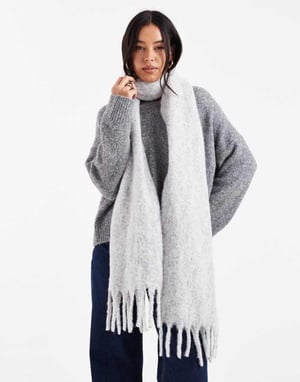 ASOS DESIGN fluffig fransscarf i ljusgrå melerad