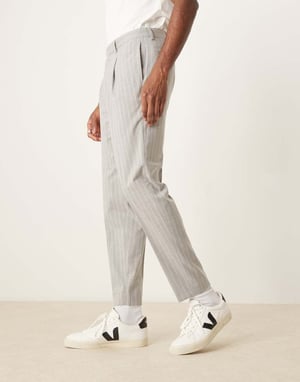 ASOS DESIGN tapered kostymbyxor i grått randigt mönster
