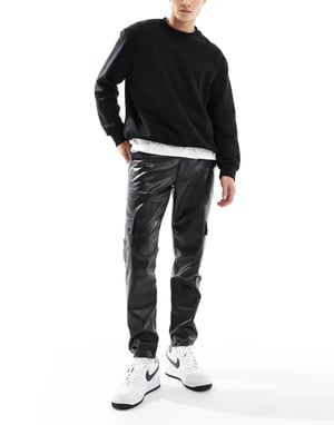ASOS DESIGN tapered cargobyxor i läderlook i svart