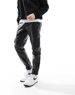 ASOS DESIGN tapered cargobyxor i läderlook i svart