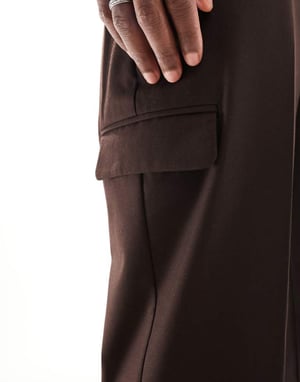 ASOS DESIGN smart tapered byxor med cargo-fickor i brunt