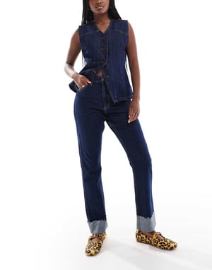 ASOS DESIGN medelhög rak jeans med uppvikt kant i tvättad färg