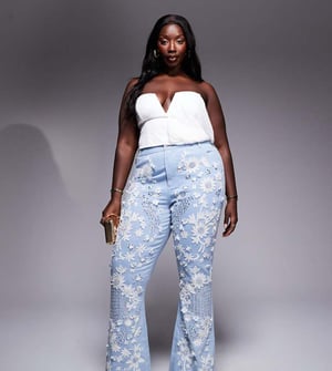 ASOS LUXE Curve vita juveldekorerade jeans med utsvängd ben i medelblå tvätt