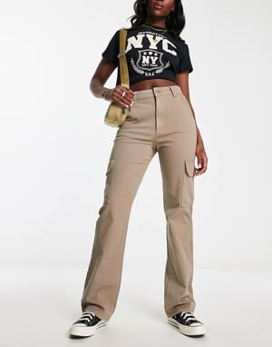 ASOS DESIGN slim cargo med fickor i sand