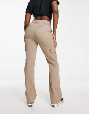 ASOS DESIGN slim cargo med fickor i sand