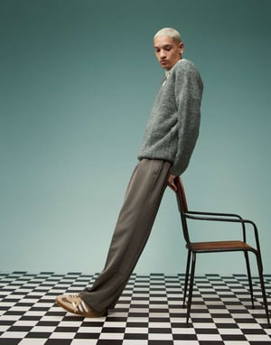 ASOS DESIGN eleganta vida byxor med inverterade veck i brunt