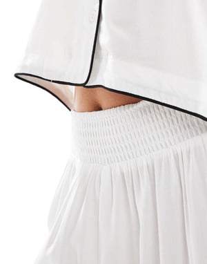ASOS DESIGN Petite supermjuka slinky vida pyjamasbyxor i vitt med kontrasterande kantband