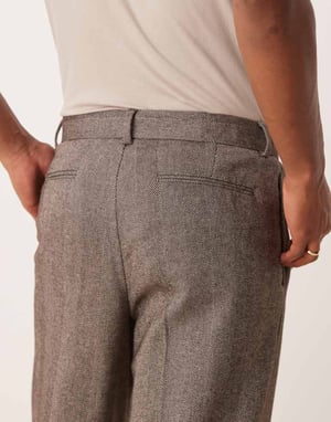 ASOS DESIGN smart bredbenade plisserade byxor i svart med fiskbensmönster