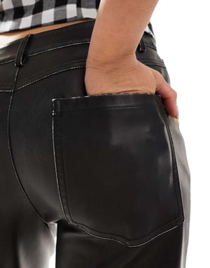 ASOS DESIGN byxs i konstläder med rak passform i tvättad svart