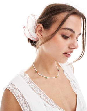 ASOS DESIGN scrunchie med plisserad detalj i vitt med röda kanter