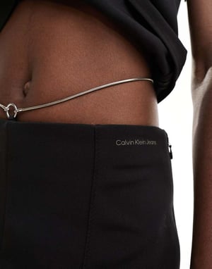 Calvin Klein Jeans midjechain slimmad rak benbyxa i svart