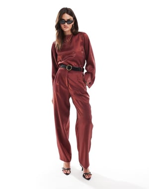 ASOS DESIGN metallisk raka skräddarsydda byxor set i bordeaux