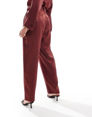 ASOS DESIGN metallisk raka skräddarsydda byxor set i bordeaux