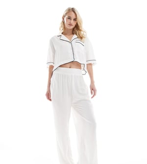 ASOS DESIGN Hög supermjuk slinky vida pyjamasbyxor i vitt med kontrasterande detaljer