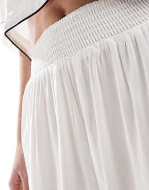 ASOS DESIGN Hög supermjuk slinky vida pyjamasbyxor i vitt med kontrasterande detaljer