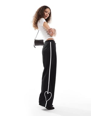 Monki hjärtstripe rak ben track pant byxa i svart med vita ränder
