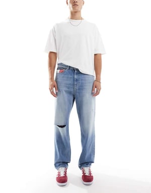 Tommy Jeans Skater slitna jeans i mellanblått med flaggdetaljer