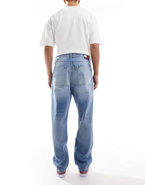 Tommy Jeans Skater slitna jeans i mellanblått med flaggdetaljer