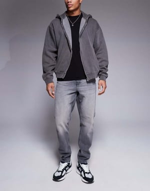 ASOS DESIGN tapered fit jeans i tvättad svart