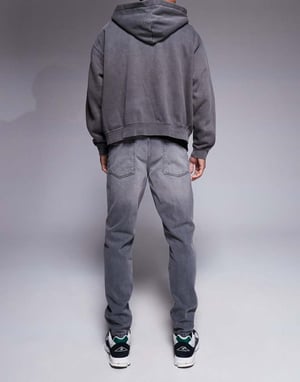 ASOS DESIGN tapered fit jeans i tvättad svart