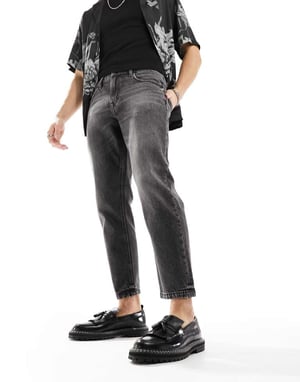 ASOS DESIGN tapered fit jeans i tvättad svart