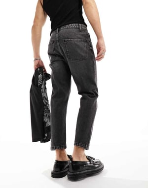 ASOS DESIGN tapered fit jeans i tvättad svart