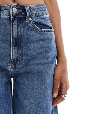 ASOS DESIGN Lång hög midja vida jeans i mellanblå