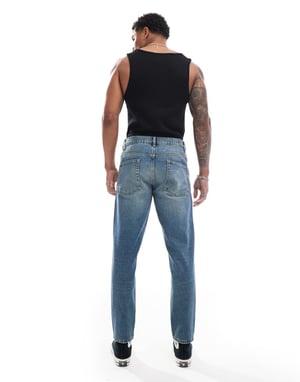 ASOS DESIGN tapered fit jeans i mörk tvätt med blå ton