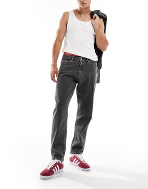 Tommy Jeans Isaac avslappnad tapered jeans i svart