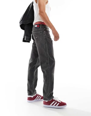 Tommy Jeans Isaac avslappnad tapered jeans i svart