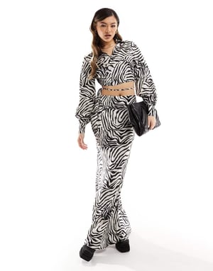 In The Style exklusiv satin knytmidja skjorta set i zebra