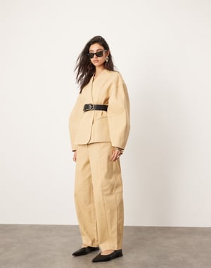 ASOS EDITION twill tunnelbukser med fickdetalj i ljusbrun