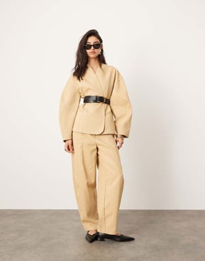 ASOS EDITION twill tunnelbukser med fickdetalj i ljusbrun