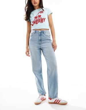 ASOS DESIGN mom-jeans i ljus midwash