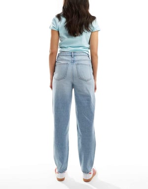 ASOS DESIGN mom-jeans i ljus midwash