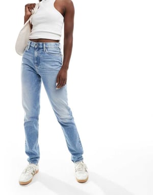 Calvin Klein Jeans momjeans i ljus tvätt