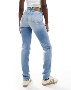 Calvin Klein Jeans momjeans i ljus tvätt