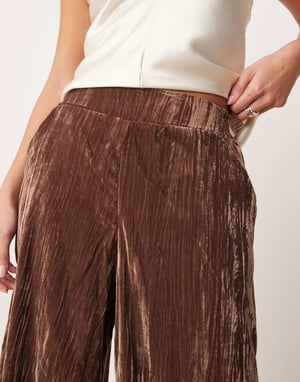 ASOS DESIGN Petite krinklad sammet pull-on byxor i choklad