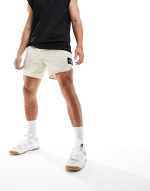 Calvin Klein Jeans cc-märke logoshorts i beige