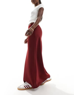 ASOS DESIGN satinskärning maxi kjol i bordeaux