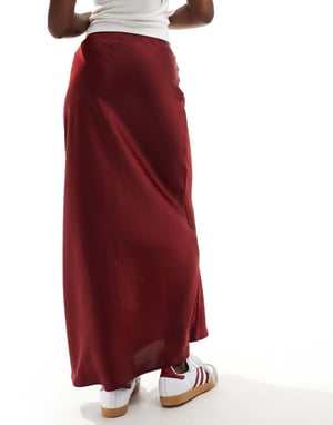ASOS DESIGN satinskärning maxi kjol i bordeaux