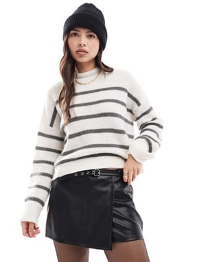 ASOS DESIGN skinny spänne läderliknande skorts i svart