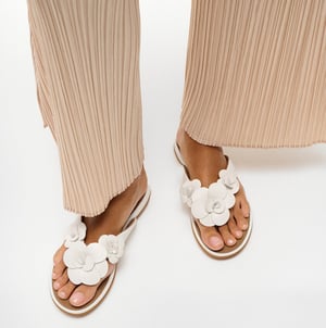 Fitflop Gracie Flower Womens Toe-post Sandals Urban White