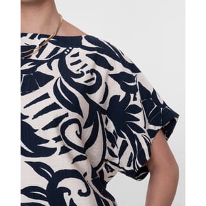 Geisha 63236-26 675 top flower bi-color navy/off-white