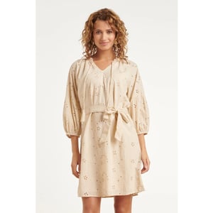 Smashed Lemon Beige jurk met broderie en strikceintuur |