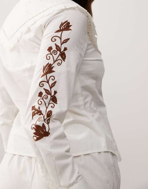 Reclaimed Vintage fitted collar shirt with western embroidery detail