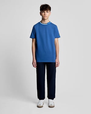 T-shirt med spetsig krage och logga